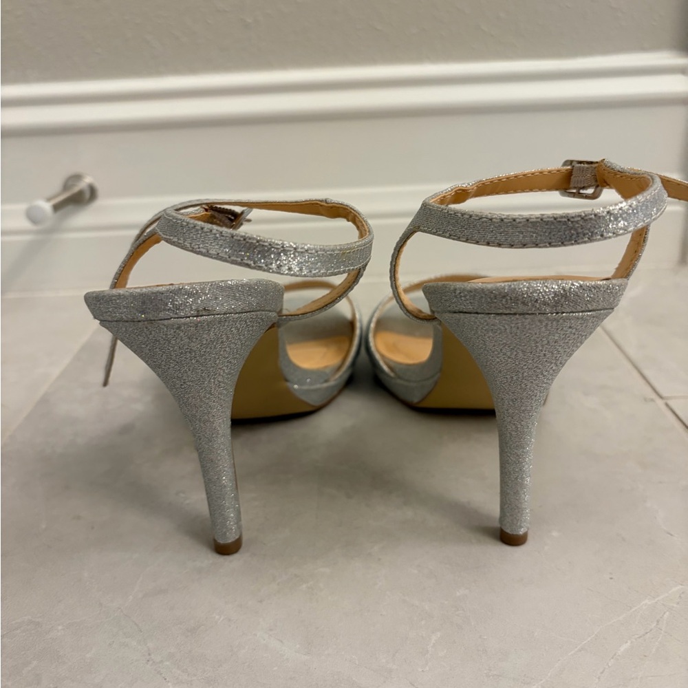 Badgley Mischka Shimmering Silver Heels size 8.5 - Picture 7 of 7